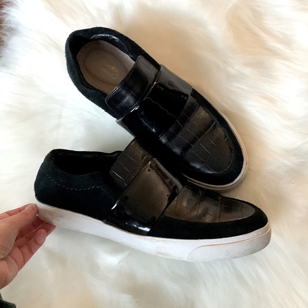 CLARKS Slip-on Shoes Loafers Black Leather Crocodile Print Size 7.5 Comfortable